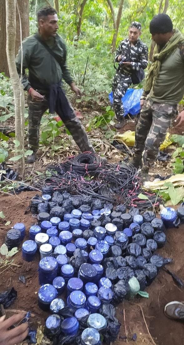 लोहरदगा के कोरगो जंगल से हथियार और गोलियां बरामद - Arms and bullets recovered from Korgo forest of Lohardaga