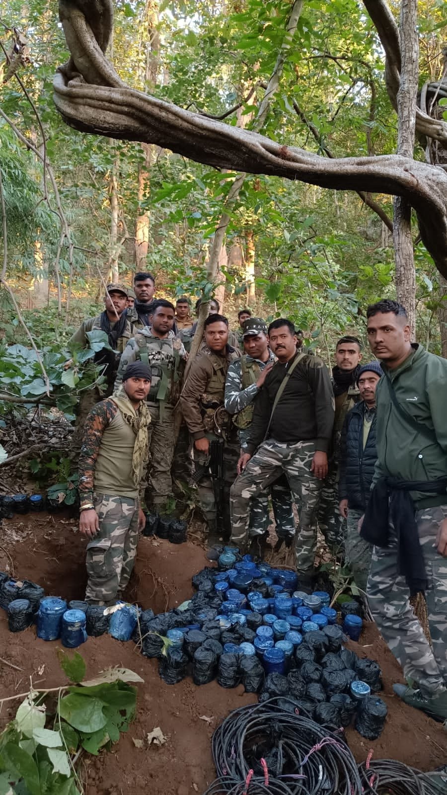 लोहरदगा के कोरगो जंगल से हथियार और गोलियां बरामद - Arms and bullets recovered from Korgo forest of Lohardaga