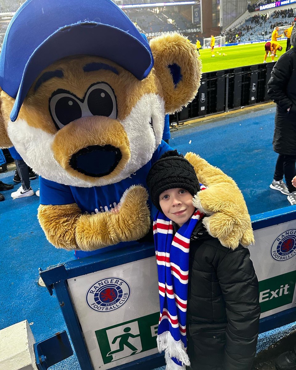 AllyMcGovern1's tweet photo. Great night at Ibrox- we got wet but loved it!! ❤️🤍💙 #midweekgame #broxi https://t.co/A85Xez0cF9
