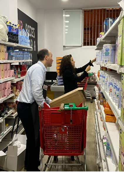 El equipo Cepsa y <a href="/RevistaEcofin/">Revista Ecofin</a> colaboraron recientemente en una actividad de voluntariado para ayudar a familias en situación vulnerable. ¡Gracias a <a href="/fundaltius_es/">Fundación Altius España</a> por su labor, así como a todos los empleados que participaron! 
#EntreTodosAyudamos ¡Un mundo mejor es posible!