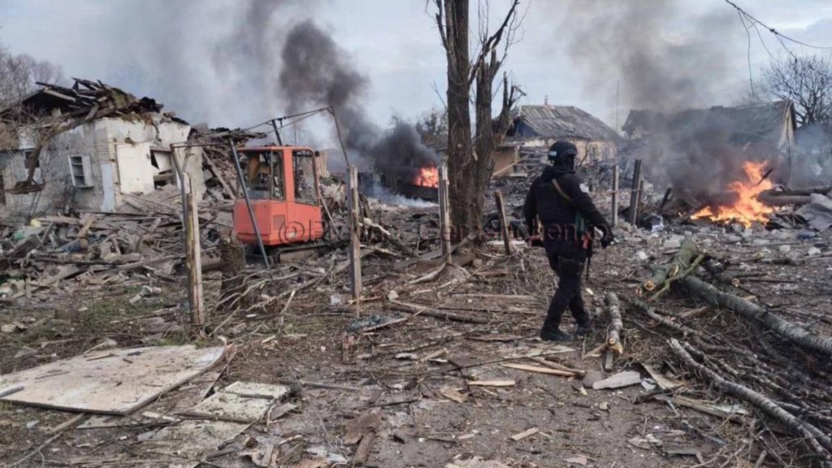 #Ucrania: 

Llegada al sector residencial en el pueblo de #Bortnichi en la región de #Kyiv.

Foto: Gerashchenko.