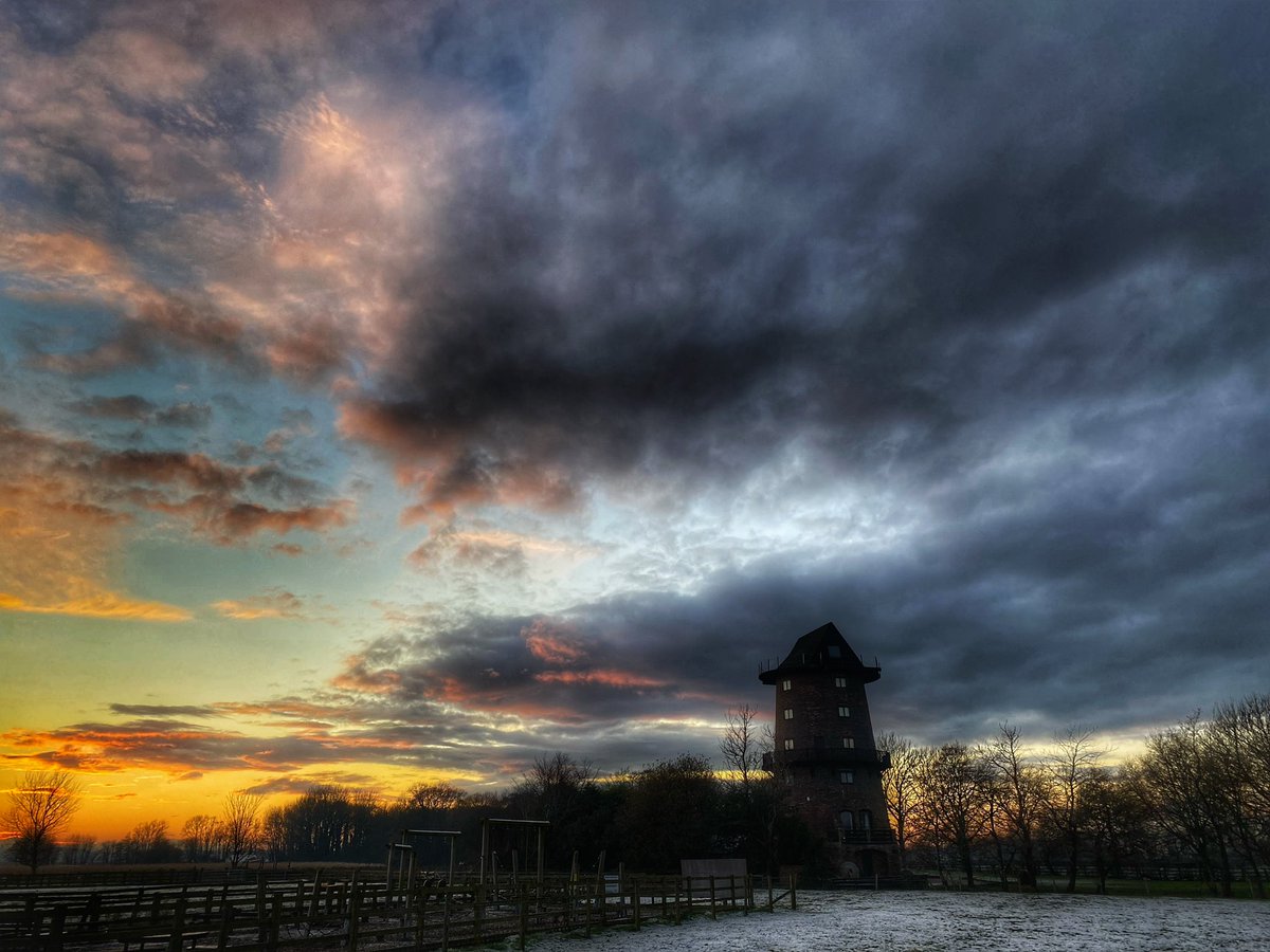 joymarie_h's tweet photo. #windmillfarm #farmlife #farmland #sheepphotography #sheep #lamacute #windmillfarm #windmillphotography #sunsetphotography https://t.co/tQrZDNFHSA