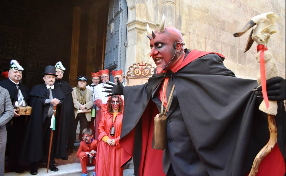 tudmur's tweet photo. ☦️INOCENTES DE CARAVACA |
Fiesta celebrada en torno al 28 de diciembre en Caravaca en la que un Alcalde de Inocentes junto a un variado cortejo impone multas al vecindario. Aquellas personas que se nieguen a pagar tendrán que vérselas con los demonios.
#InmaterialTudmur 🗣️ https://t.co/WwKU68l0I2