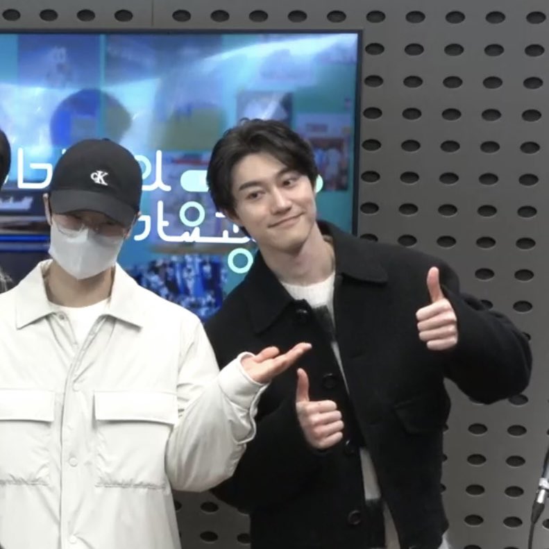 dongnu97's tweet photo. 이기광의 가요광장
해맑은 동연💕💕💕
패스츄리.. 보기에도 맛없어보였는데 진짜 맹맛이라닠ㅋㅋ
그걸 먹으면서 어떻게 연기하는 거지!!
올드위키드송 또 보러갈게~ 히히힉 https://t.co/bNc6MS9dZS