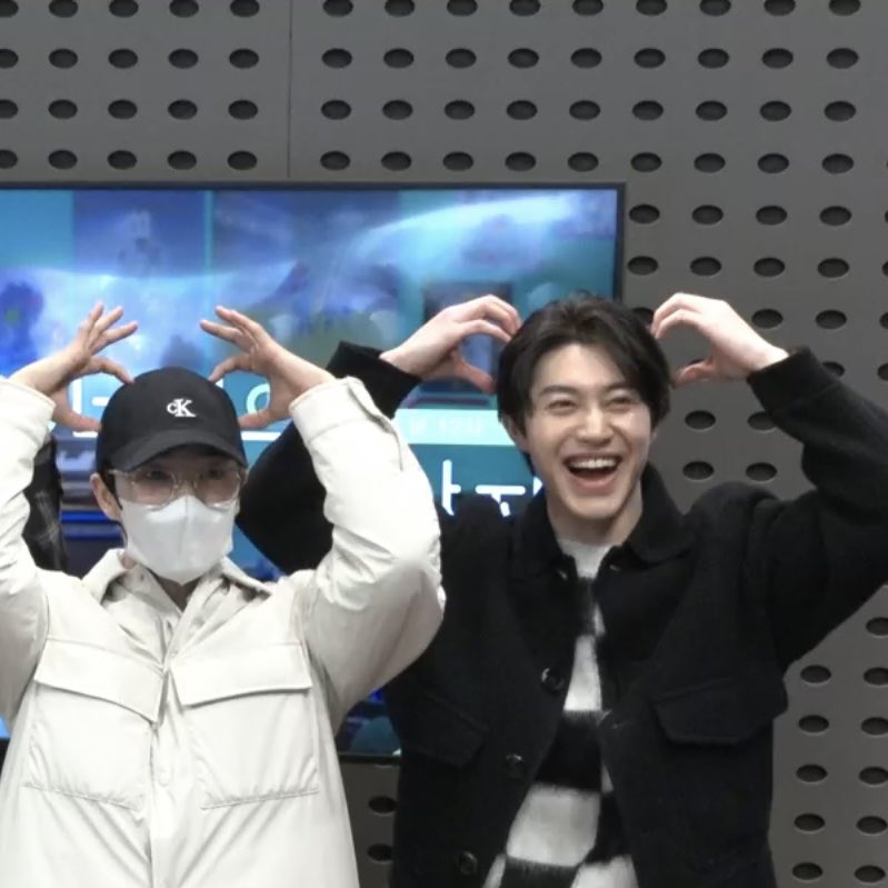 dongnu97's tweet photo. 이기광의 가요광장
해맑은 동연💕💕💕
패스츄리.. 보기에도 맛없어보였는데 진짜 맹맛이라닠ㅋㅋ
그걸 먹으면서 어떻게 연기하는 거지!!
올드위키드송 또 보러갈게~ 히히힉 https://t.co/bNc6MS9dZS