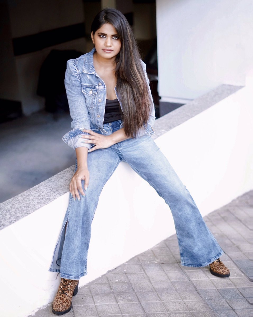 UMANEHA's tweet photo. No one is U aand…. That’s u’r power ✨
A Simple denim&Classic look 😀
#u #un #julymoon 🌙 #umaneha #singersongwriter #indieartist #denim #girlpower #simplicity #lookgooddogood #modern #elegant #ootd #motd #decembering #clealook #denimgirl #denimcombo #2k22 #love #peace https://t.co/olsudTI6vR