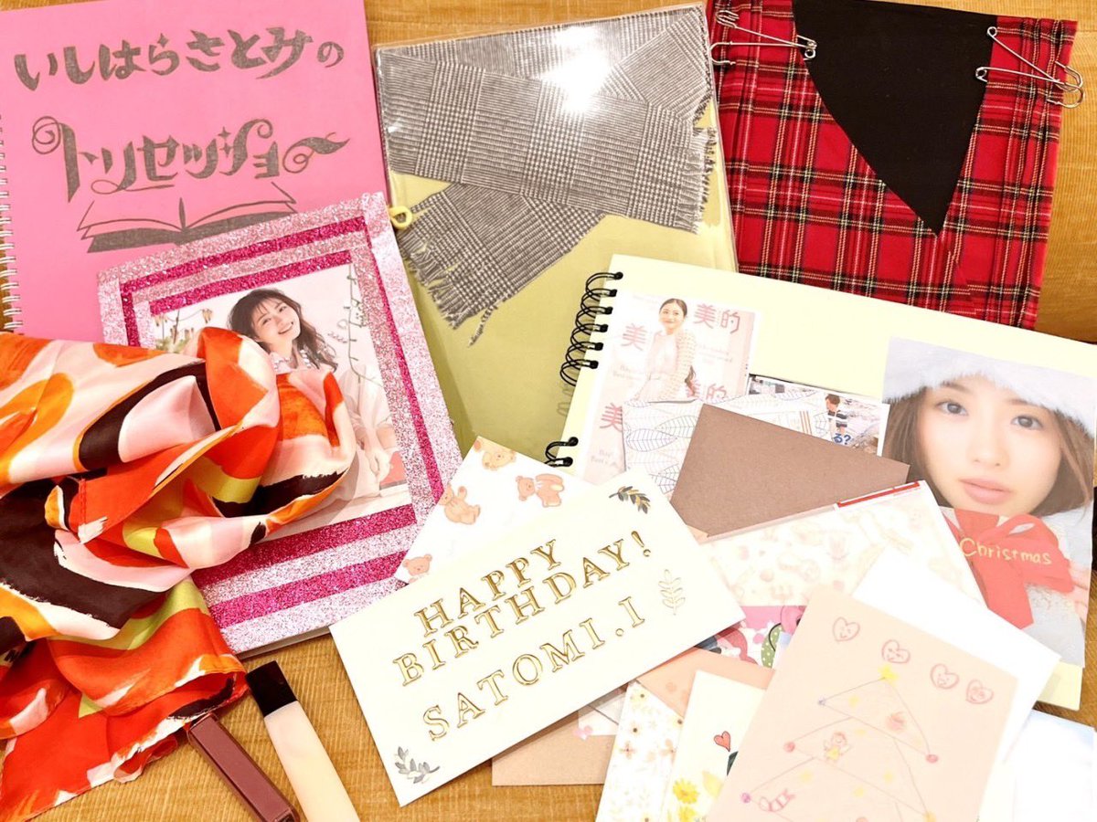 stm_o0's tweet photo. 今年も無事にさとみちゃんに届けることができました😭💓協力してくださった皆様、本当にありがとうございます🥹💓
LINEの文面からさとみちゃんの温かさを改めて感じました💭
さとみちゃんのファンでいられて幸せです。
今回の表紙はララちゃんとすっぴん旅の衣装にしました💕

#石原さとみ https://t.co/GjtwULzEk2