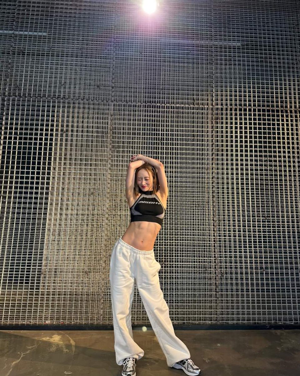 KOREA_TIP's tweet photo. デビュー当時から美ボディなニコル💓腹筋やばっ！

#kara #kpop https://t.co/zekiXYWvvK