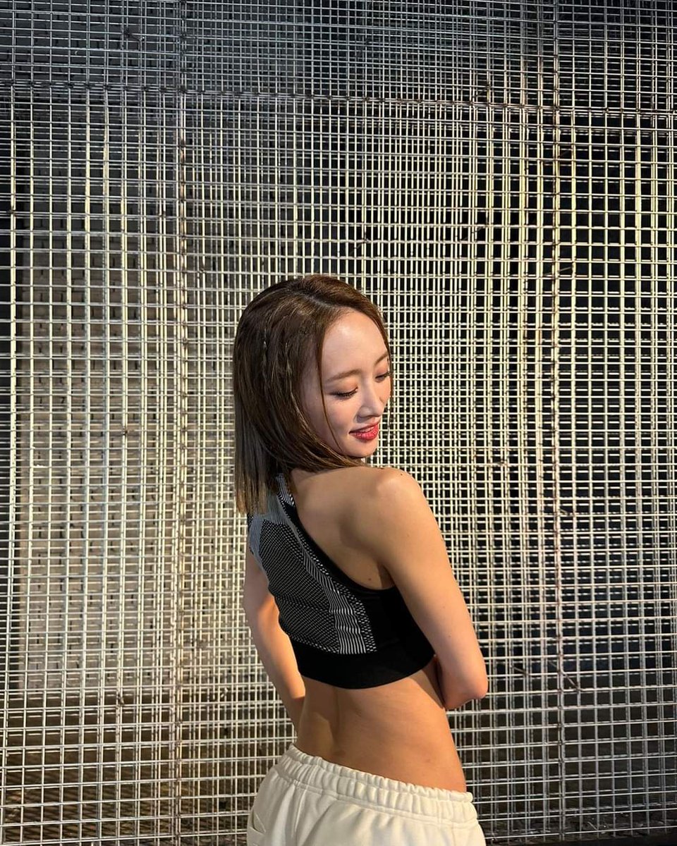 KOREA_TIP's tweet photo. デビュー当時から美ボディなニコル💓腹筋やばっ！

#kara #kpop https://t.co/zekiXYWvvK