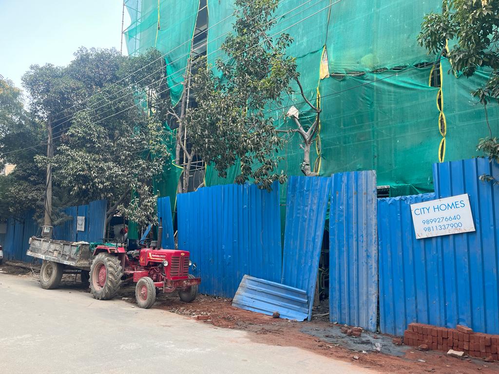 gsinglajourno's tweet photo. #Gurgaon #DLFPh2 वन विभाग की अधिकारियो की मिलीभगत से DLF Ph2 में #Cityhomes बिल्डर ने K-12/21,22 निर्माणाधीन मकान के आगे खड़े 2 पेड़ों की चढ़ाई बलि। https://t.co/jldf2kCoH2