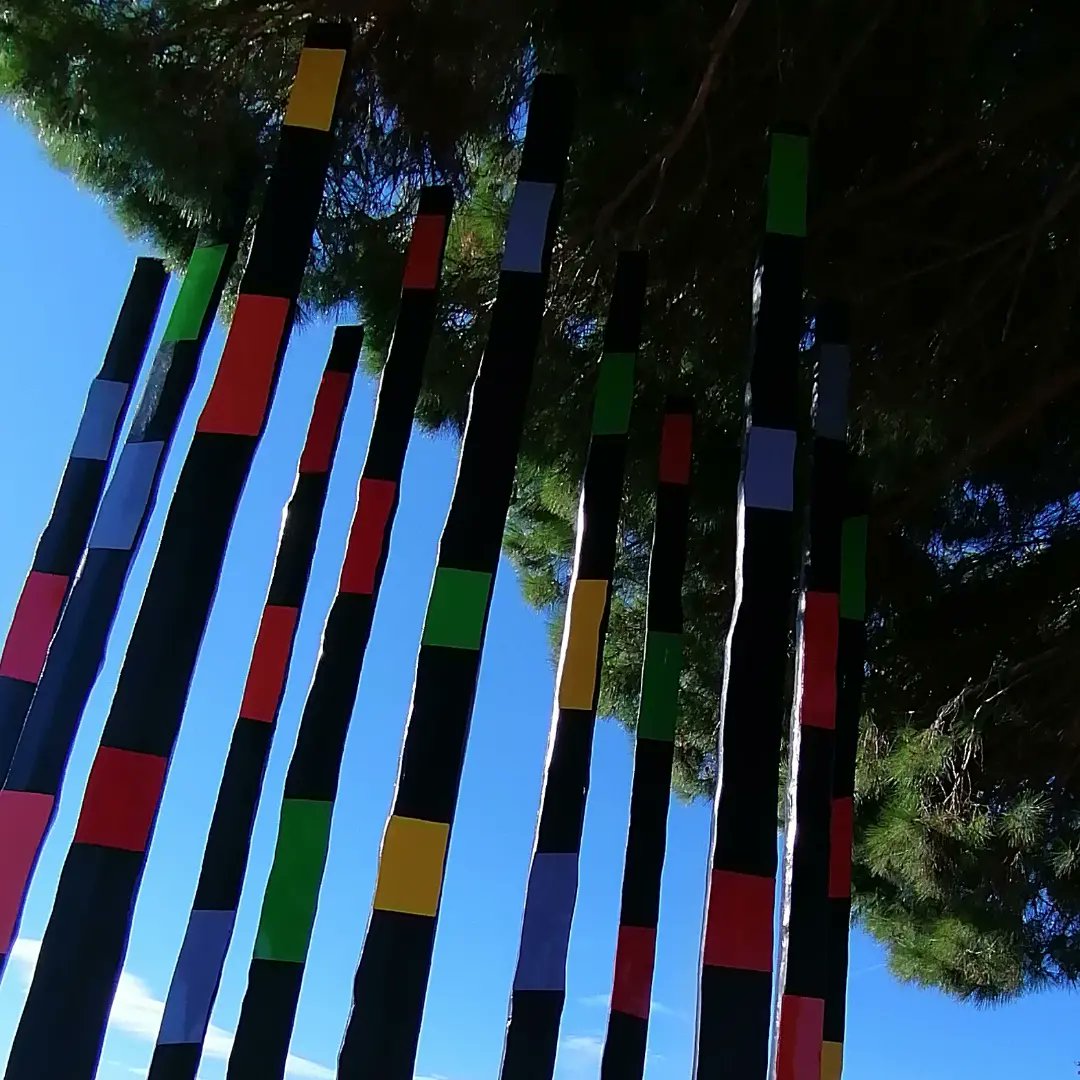 sophienectoux's tweet photo. Les Arbres brûlés travaillés par l'artiste Philippe Pastor, un message grandeur nature engagé pour lutter contre la déforestation liée aux incendies. 
@PhilippePastor1
Ramatuelle, Sainte-Maxime, Saint-Paul de Vence. https://t.co/TWvfLSK3M5