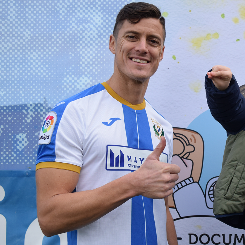Fuenla's tweet photo. 🤝 / SOCIAL / El Fuenla de veteranos y el @veteranoleganes se unen en un amistoso para concienciar sobre la enfermedad de Hirschsprung