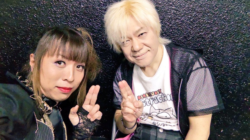 akiha_maromi's tweet photo. 昨日のメンバーとの２ショ。
校長とは何故か目と目で通じ合ってる(笑)
#12月28日
#浦和ナルシス
#覇我亜怒女子学園
#校長
#ひであきくん
#けんけん
#ITOGA https://t.co/EsOXuWkMic