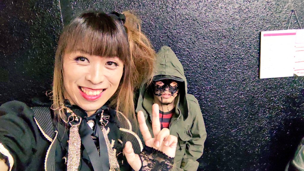 akiha_maromi's tweet photo. 昨日のメンバーとの２ショ。
校長とは何故か目と目で通じ合ってる(笑)
#12月28日
#浦和ナルシス
#覇我亜怒女子学園
#校長
#ひであきくん
#けんけん
#ITOGA https://t.co/EsOXuWkMic