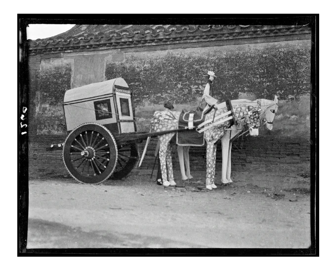 100年ぐらい昔の中国の、葬儀に供えられるハリボテ。
馬車や最新の自動車、庵や使用人たち。 