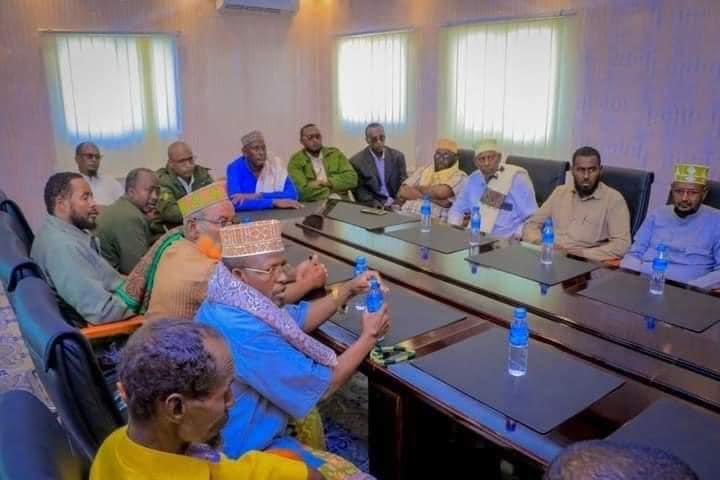 SulaymanKoore's tweet photo. Waxa aanu kulan la qaadanay ehelada dadkii uu ka dhintey mudaharaadkii Laas-canood.

Waxaanu Dawlad ahaa ehelada siinay Aaskii AHU marxuumiintii ku dhintey mudaharaaddka, sido kale waxa ay Dawladdu Somaliland balan qaadey in ay bixinayso magta AHU dadkii dhintey. https://t.co/tmWfQf9ozV