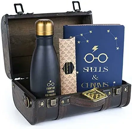 MuggleNet's tweet photo. This awesome trunk not only looks amazing, but it also contains some great gear including pencils, a notebook, a key ring, and a water bottle: https://t.co/a25sw9HeLu 

#MNTransparency #Affiliate https://t.co/h5bawzDhXy