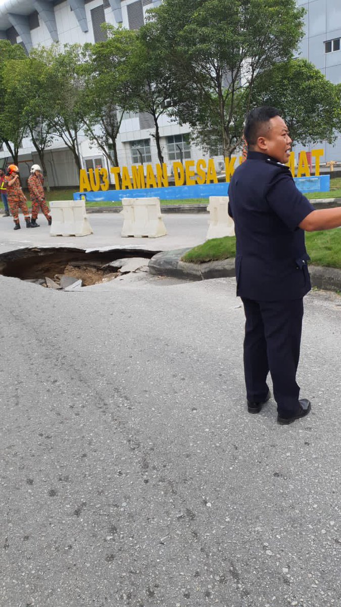 zainolanol's tweet photo. @niknazmi kegilaan projek pembentungan oleh Puncak Niaga Construction di Hulu Kelang ! Semakin teruk &amp; semakin membahayakan penduduk !mohon campurtangan segera drpd YAB @AmirudinShari https://t.co/OPoGTQ5bWI