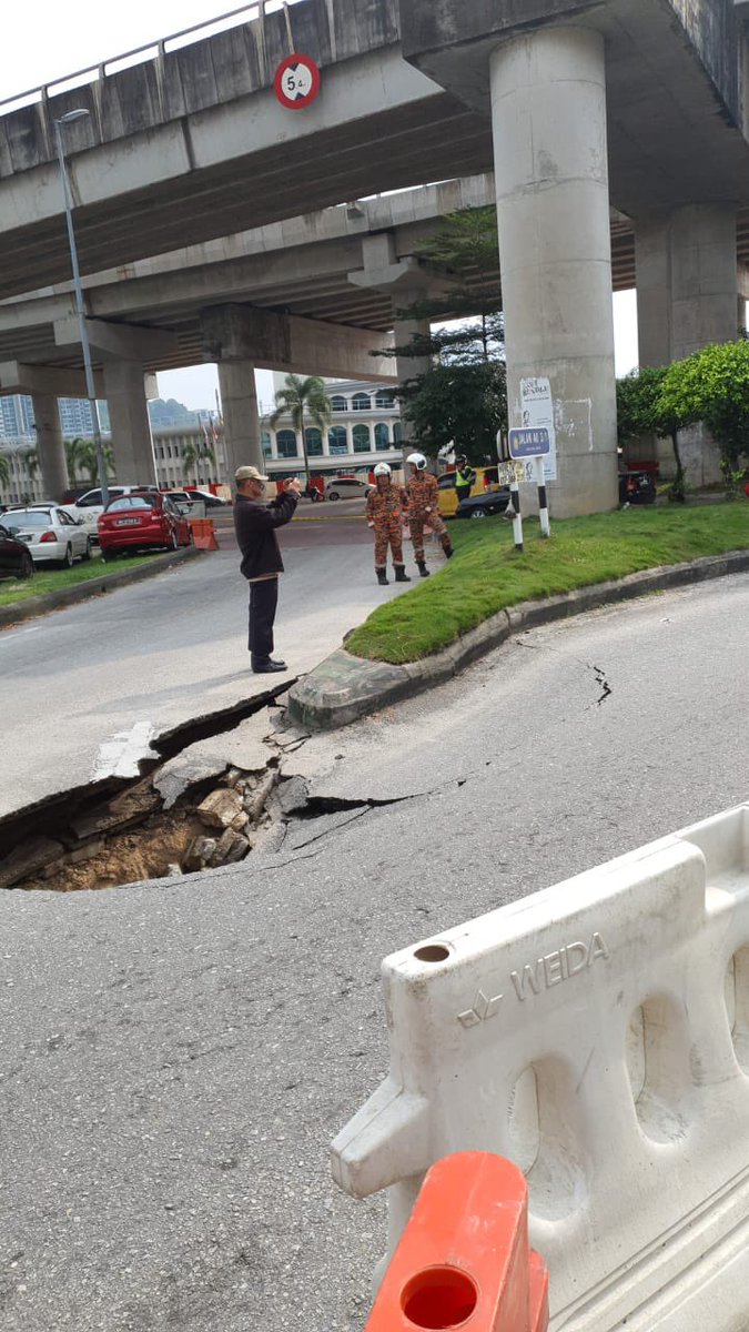 zainolanol's tweet photo. @niknazmi kegilaan projek pembentungan oleh Puncak Niaga Construction di Hulu Kelang ! Semakin teruk &amp; semakin membahayakan penduduk !mohon campurtangan segera drpd YAB @AmirudinShari https://t.co/OPoGTQ5bWI