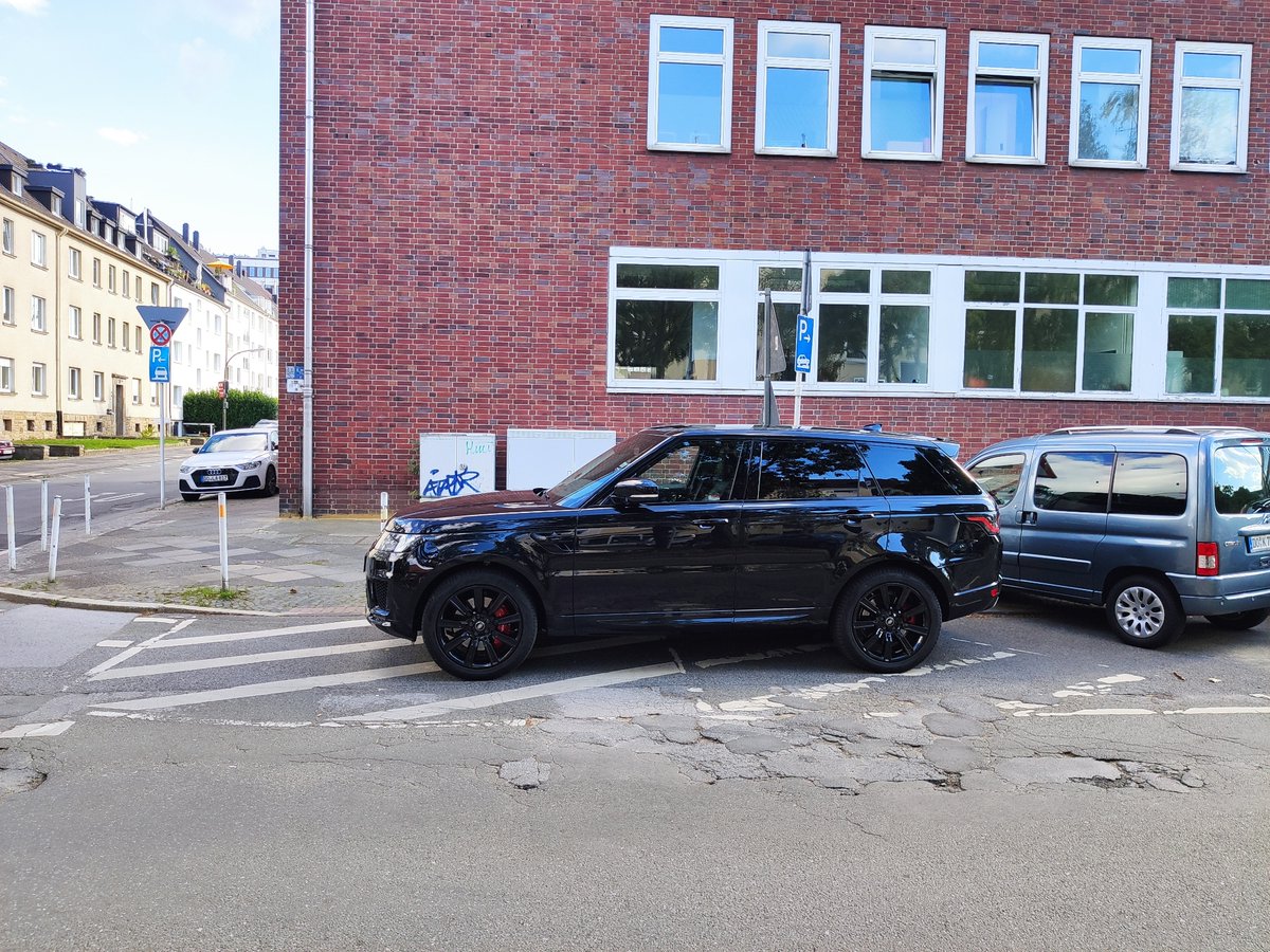 DorfNKB's tweet photo. @Poliauwei Hier ein paar meiner Lieblingsbilder. Das rote Gebäude ist das Polizeipräsidium... https://t.co/fQxvYvdwq6