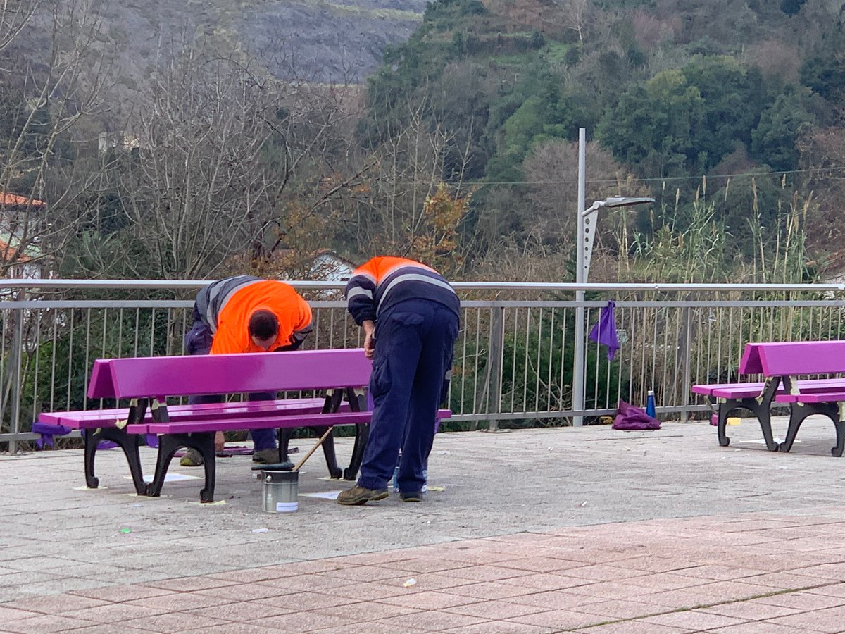 Se están pintando los bancos del Punto Morado (Lilagune) como símbolo del rechazo hacia cualquier violencia machista 🙌🏼
Mientras nos sigan asesinando por ser mujeres, el municipio de Ortuella se concentrará y mostrará su rechazo de distintas formas pero siempre con el mismo fin💜