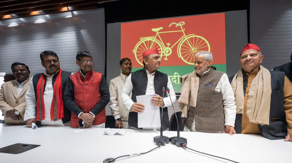 yadavakhilesh's tweet photo. भाजपा की आरक्षण विरोधी साज़िश के ख़िलाफ़ ‘आरक्षण क्रांति’ का समय आ गया है। 

#Reservation_Revolution https://t.co/JNmjFI8ZIe