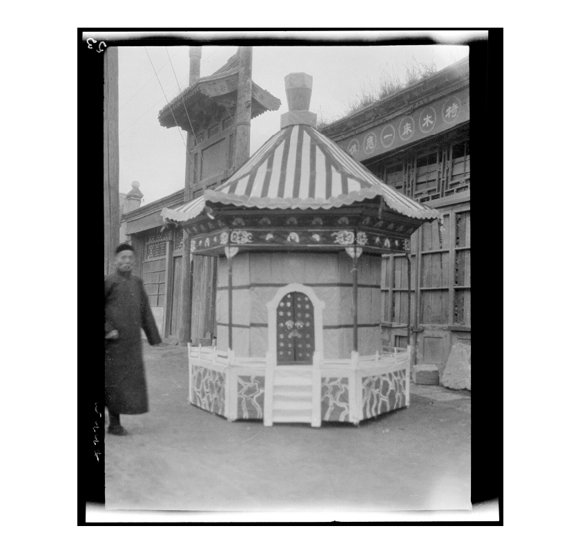 100年ぐらい昔の中国の、葬儀に供えられるハリボテ。
馬車や最新の自動車、庵や使用人たち。 