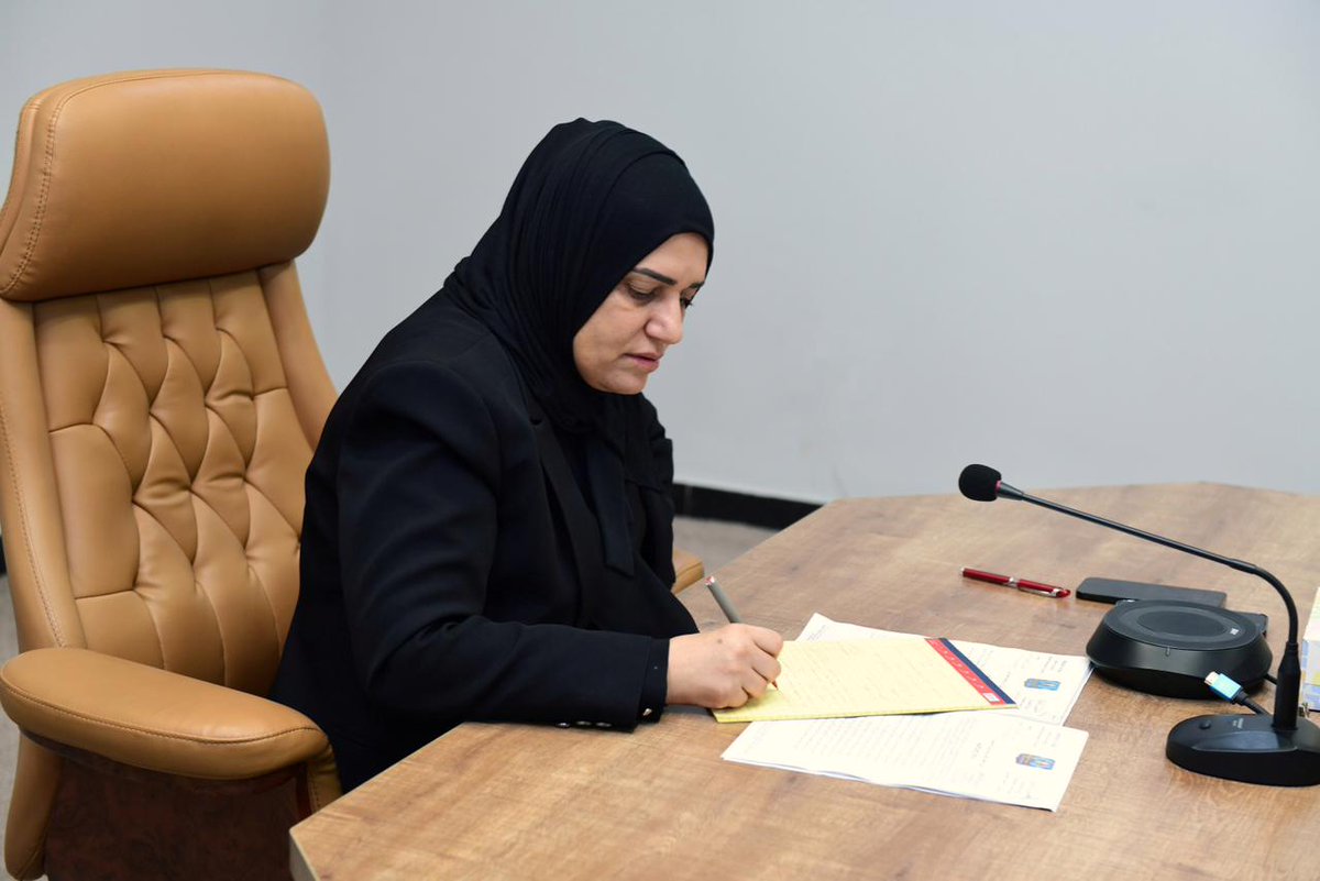 MofIraq's tweet photo. وزير المالية طيف سامي تؤكد خلال لقاءها بالفريق الفني الخاص بتنفيذ نظام الاسيكودا، على"ضرورة إستكمال كافة مراحل مشروع الأتمتة لتعزيز عمل دوائر الكمارك وفق احدث الأنظمة والبرامج المعتمدة عالمياً"
https://t.co/ugIFWvzXVK https://t.co/pNX1FIYlrZ