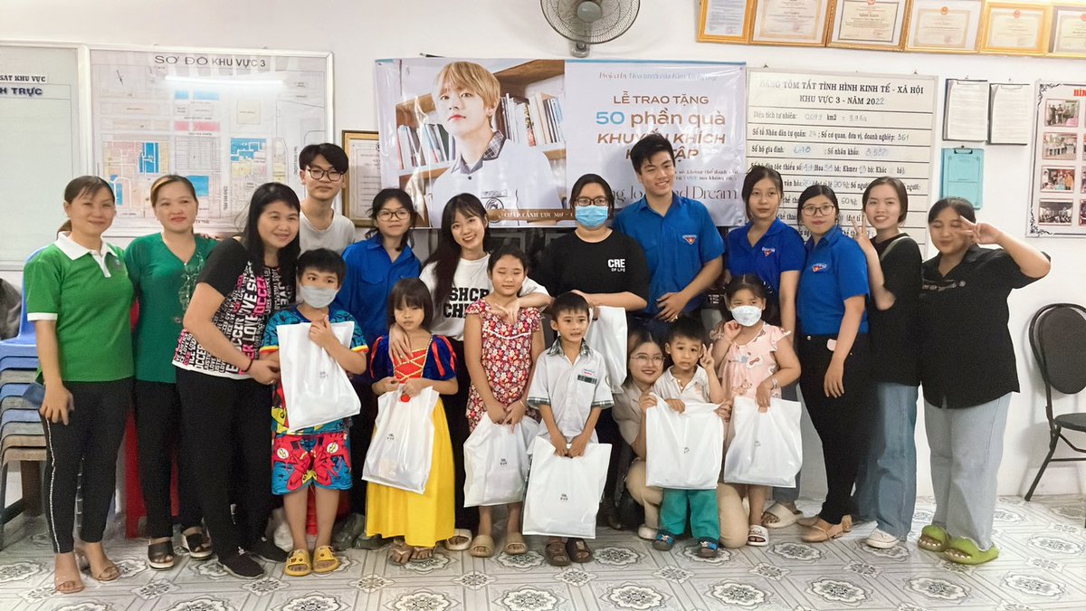 _HoaTuyet_'s tweet photo. Taehyung's Birthday Project "𝒀𝒐𝒖𝒏𝒈 - 𝒍𝒐𝑽𝒆 𝒂𝒏𝒅 𝑫𝒓𝒆𝒂𝒎" by me
We have awarded 50 scholarships to 50 disadvantaged children. 
"Make your dreams come true, go to school with them"
@BTS_twt
#방탄소년단뷔 #김태형 #뷔 #V #Taehyung #BTSV https://t.co/7wy6AO2ZSf