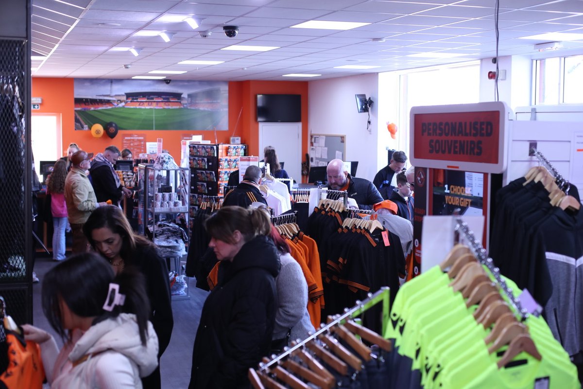 ryganmulekezi's tweet photo. This is @dundeeunitedfc club shop. Fans buying club merchandise on top of buying matchday tickets and seasonal tickets. Naye e uganda fans will prefer going down town bagule fake.
#SupportLocalClub https://t.co/Sq4Q6XlyBK