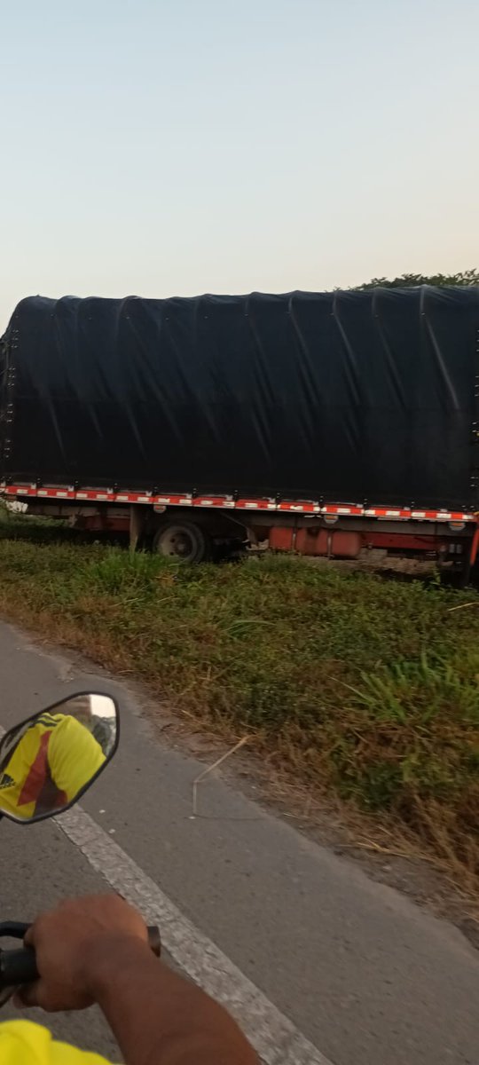 TuValledupar's tweet photo. #NosReportan ° Triple choque en la vía que comunica a Caracolicito con El Copey https://t.co/t9r89ib6sU