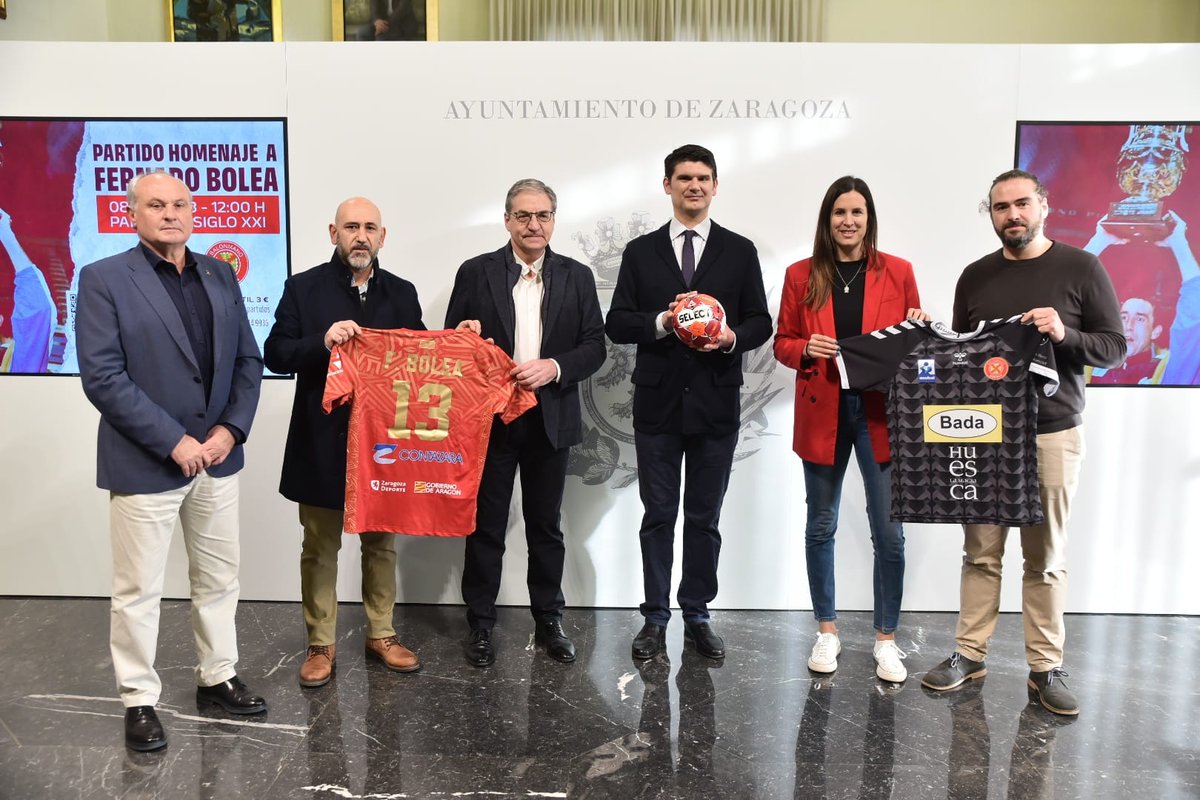 GobAragon's tweet photo. 🤾‍♂️El balonmano aragonés rendirá homenaje a Fernando Bolea, figura de este deporte, con un choque benéfico entre el @ZaragozaBM y @BmHuesca.
El DG de Deporte, @LacaMariano, ha recordado los éxitos del aragonés, que fue reconocido en la última Gala del Deporte.
🗓️8/01
📍Siglo XXI https://t.co/X2kF8ORjGI