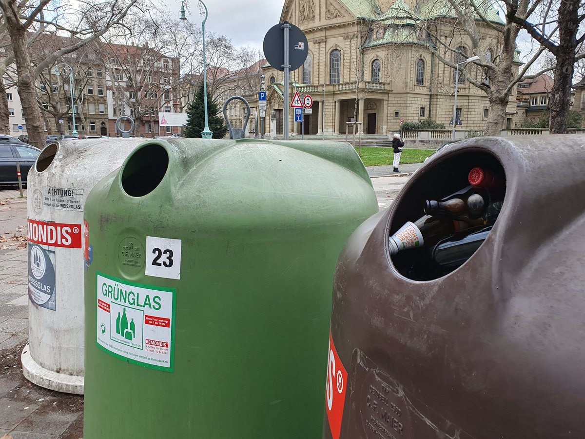 Whatsup_136's tweet photo. Liebe @mannheim_de das passiert, wenn Gastronomie mülltonnenweise ihr Braun-Altglas entsorgt. Keine Chance mehr Braunglas einzuwerfen.
Die anderen beiden Behälter sind quasi leer... #Christuskirche https://t.co/k4capKMRz2