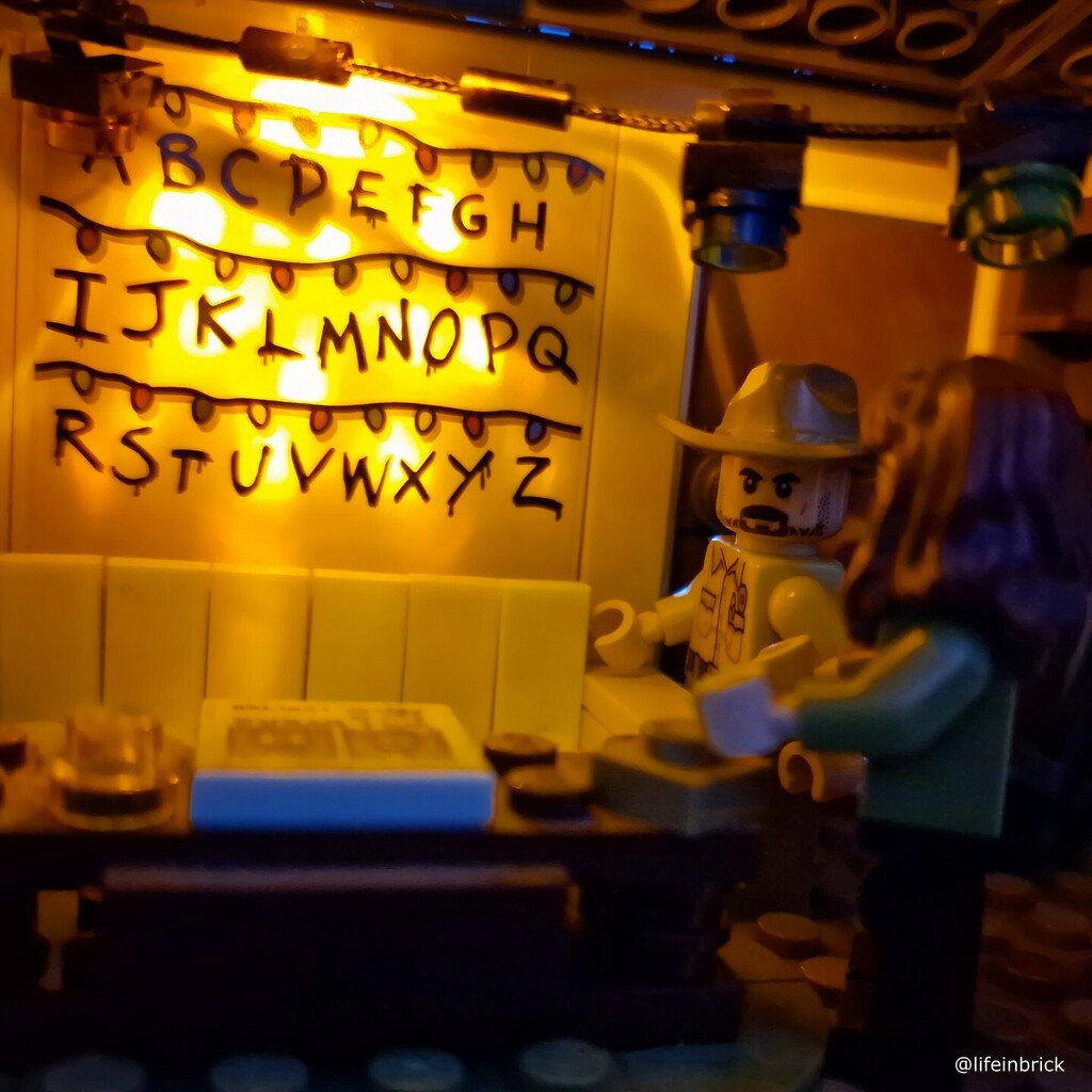 lifeinbrick's tweet photo. "I like you a lot Joyce, but I don't get paid enough for this level of crazy!"
#lego #strangerthings #jimhopper #demogorgon #netflixstrangerthings #netflix #strangerthings5 #bricknetwork #brickcentral #legostrangerthings #legogeek #lego #legonerd #legof… https://t.co/O9xkFhIu0K https://t.co/DUr5lF2dNd