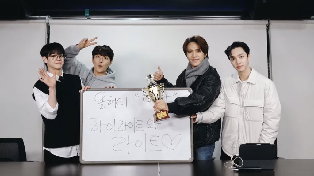 laboni66's tweet photo. 라이트 인생네컷 프레임 공유합니다. 
*단, 키는 알아서 잘 맞추셔야 합니다. https://t.co/PtiHTcfHBg