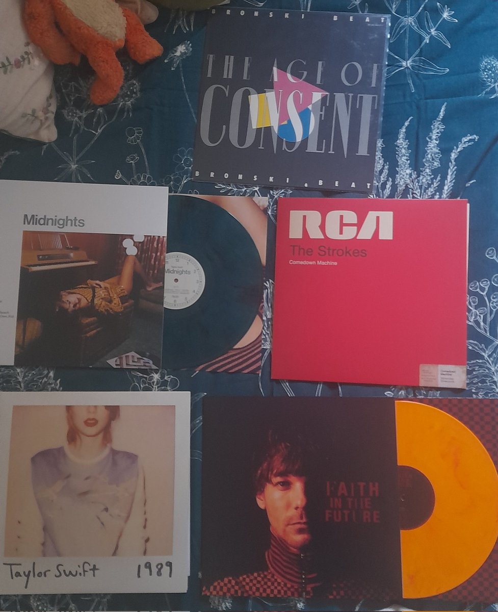 lu_canyonmoon's tweet photo. little christmas vynil haul, I think my family just called me a fag lmao https://t.co/GbW2GjZqBv