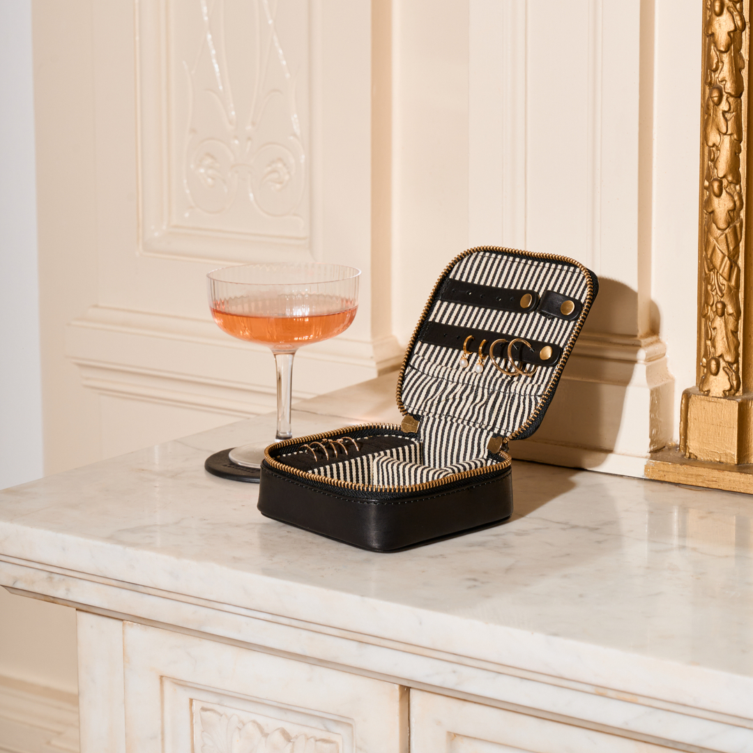 JEWELRY BOX 💍 Accessorizing made easier with our compact jewelry box. 

#omybagamsterdam #sustainableaccessories #ecofriendlyleather #jewelrybox #travelfriendly