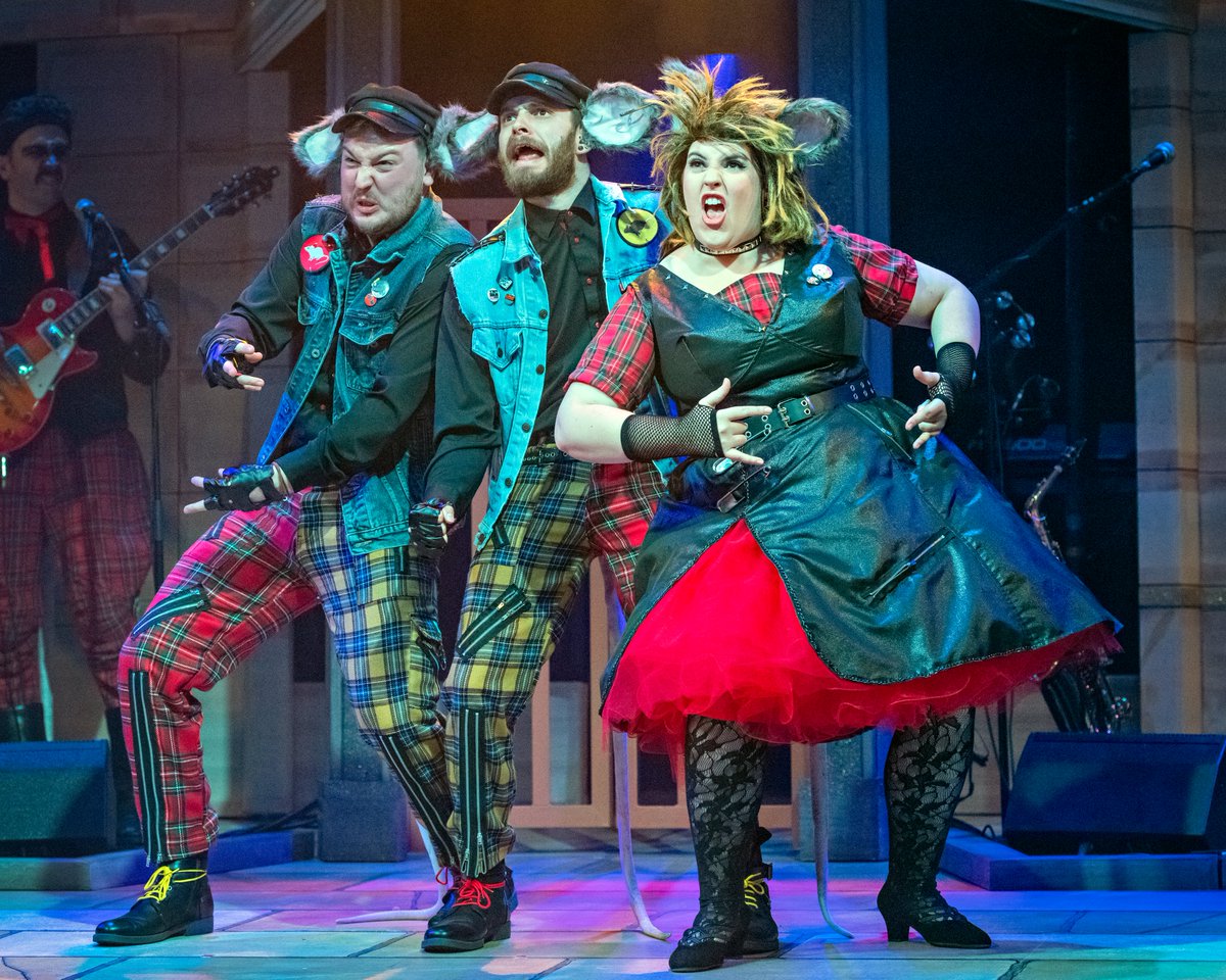 🐀 Oh so pretty vacant 🎸

Time to rock out for Smallpox, Scurvy and Scrufola - Tim Roberts, @JamesLeeHudson and <a href="/LanaMaeWalker/">Lana Walker</a> 🤘

A special shout-out goes again to Tim who is covering for King Rat until further notice! Show him some love and support (&amp; boos 😜)!

📸 <a href="/RoblingPix/">Robling Photography</a>