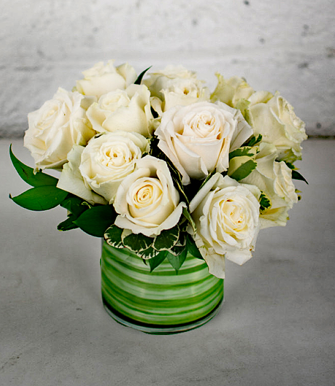 Send a dozen white roses in style with this modern interpretation sure to be a stunner on any occasion!
✨Upper East Side Roses Bouquet
#localdeliveryitem #newyearflowers #rockcastleflorist #rochesterny #flowerdelivery #celebratewithflowers #iloveyou
RockcastleFlorist.com
