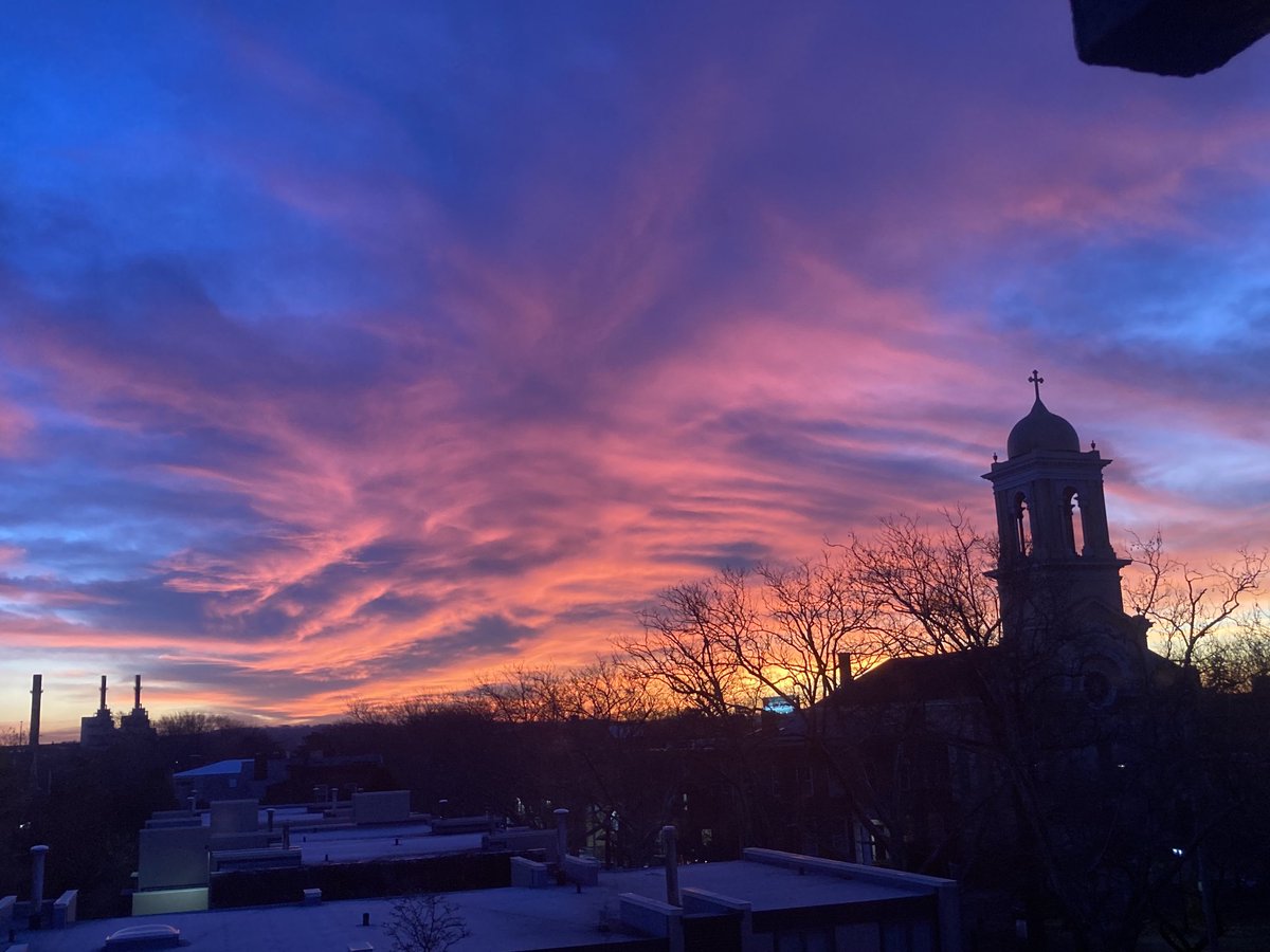 SchwingPost's tweet photo. Now that’s a sunrise, New Haven #NHV https://t.co/gbHQaY72qX