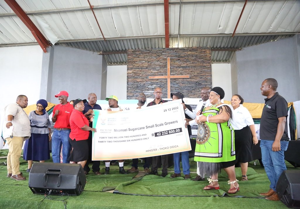 DOAgov_ZA's tweet photo. Ministerial fertilizer handover Mzinti Nkomazi, Mpumalanga. #agriculture #Capacitybuilding #EmasiminiSobonana @GCISMedia https://t.co/izpeK8WyGQ