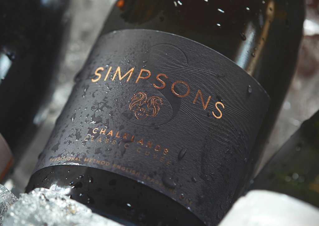 The elegant Chalklands Classic Cuvee NV from <a href="/simpsonwine/">Simpsons Wine Estate</a> is fresh and crisp, perfect for sipping on #NYE. Or, use it in a 'Hyde and Fizz', poured over vermouth, pomegranate syrup, and lychee liqueur. As recommended by <a href="/hideandfox/">Hide and Fox</a> for Guardian FEAST theguardian.com/food/2022/dec/…