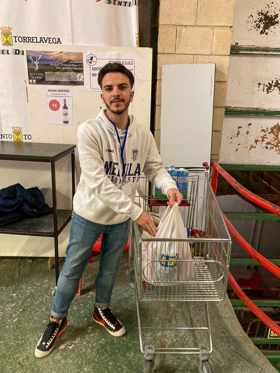 melillabcto's tweet photo. Durante la previa del partido de ayer en Torrelavega, el @melillabcto hizo entrega de unos kilos de comida y aportó su granito de arena en el partido benéfico organizado por @GrupoAlegaCBT colaborando con @CBTorrelavega y @VeteranosTorre en favor de @CRECantabria 💙 https://t.co/zICzzlDKBy