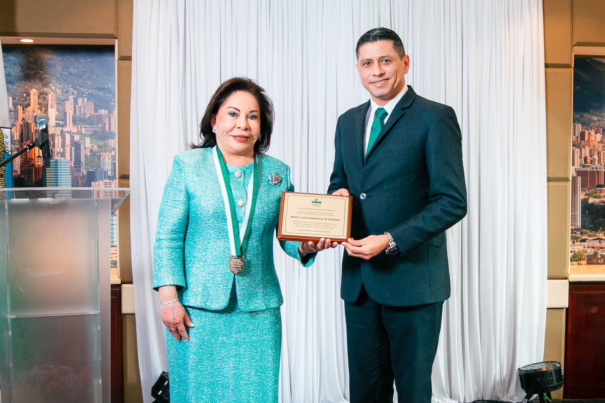 FIMLM's tweet photo. 🇨🇴 La @AsambleaDeAnt otorgó a la Dra. María Luisa Piraquive la Orden al Mérito Cívico y Empresarial, Mariscal Jorge Robledo en grado oro🎖️, porque ha identificado en su labor de formación religiosa una fuente admirable de enseñanza para el beneficio de miles de personas. https://t.co/HSTrhkyE53