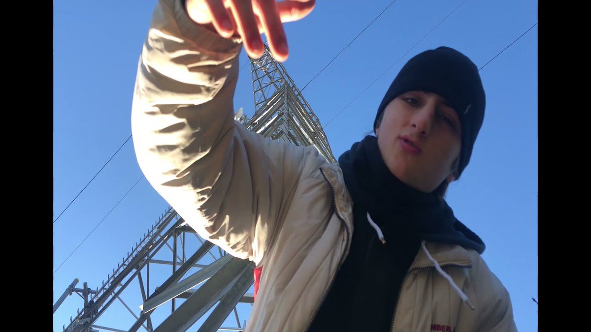 LGParo's tweet photo. @Sramax1 @naingui2bezbar pour toi le mec de gauche rivalise avec damso d'droite🤣🤣 allez degage https://t.co/sxDJGrY4VH