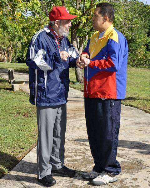 AOrrelly's tweet photo. Dos Comandantes Eternos que vivirán por siempre en el Corazón de todos los Cubanos #FidelPorSiempre #FidelVive #JuntarYVencer #CiegoAvila #LatirAvileño @Guajiritasoy @DiazCanelB @DrRobertoMOjeda @SuselyMorfaG @PartidoPCC https://t.co/Ma37ku3q50