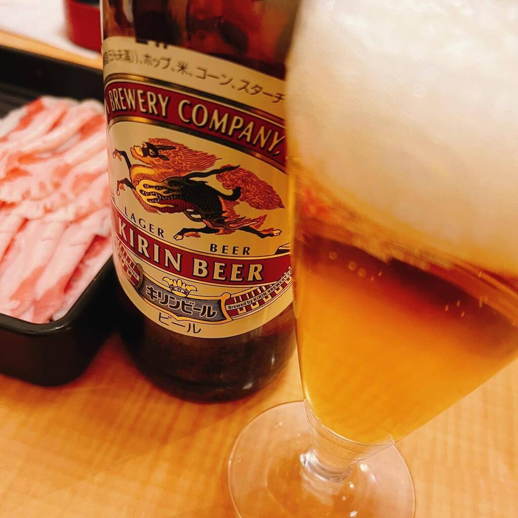 twintrival's tweet photo. 食べ慣れたロードサイドの店舗まで退却してクラシックラガーにありつけました。年末って混むんだなぁと再認識。#dinner #beer #kirin #classiclager meat https://t.co/neZUoOiZcN
