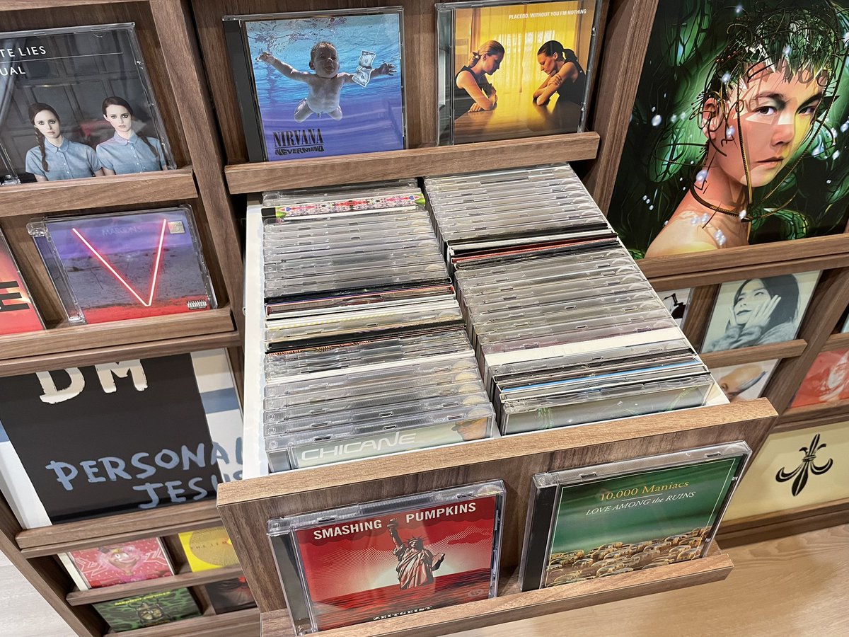 PersonaIJe5us's tweet image. マイホーム🏠購入し
長年のダンボール📦収納から
おさらば

私の頭の中のイメージ
そのままを形に
オーダーメイド家具を
作って頂きました

ポイントは
前面ディスプレイ
パタパタが出来る
CDレコード収納です

ありがとうございました

#SenseOfFun
#オーダーメイド家具
#CDラック
#レコードラック