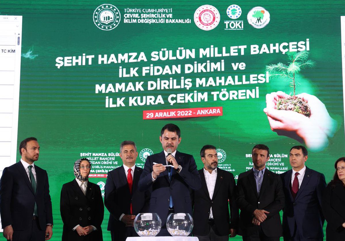 murat_kurum's tweet photo. 🏡 Yeni yuvalarımız hak sahibi ailelerimize hayırlı olsun!

Ankara’mızda 39 bin konutumuzu dönüştürdük. Sadece Mamak’ta 9.614 konutu teslim ettik.

Bugün de Diriliş Mahallemizde önce kuralarımızı çektik, ardından
Şehit Hamza Halit Sülün Millet Bahçemizin fidanlarını diktik. 🌲 https://t.co/wsCowl7TWS