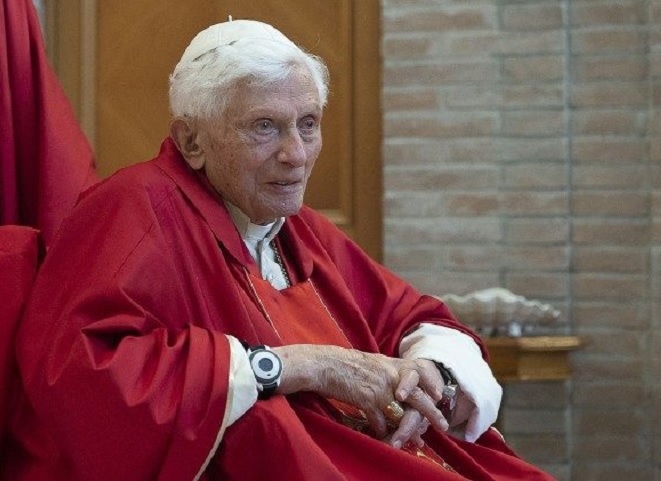 SenraFrancisco's tweet photo. Conforme o Papa Francisco nos pediu nesta quarta-feira, na habitual audiência geral, vamos unir-nos em oração ao querido Papa Emérito, Bento XVI, pedindo a Cristo, Bom Pastor que aceite a contínua oblação da sua vida pela Igreja, que sempre serviu com Amor. https://t.co/WmKUPIKyju